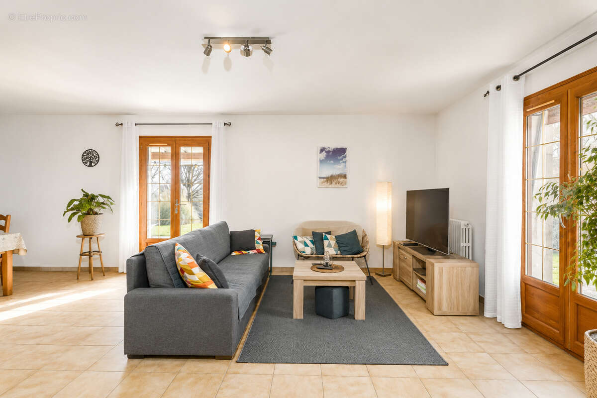 13 minutes à l'Est de Beaune : Maison 1994 avec grand terrain : 4 chambres : Pièce de vie de 40 m2 - photo 2