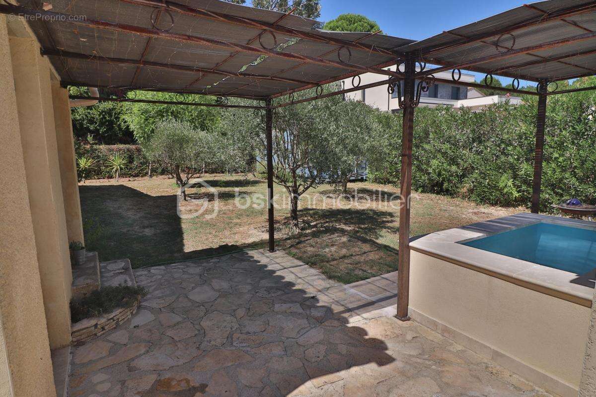 Maison plain-pied de 106m² sur 780m² de terrain avec 3 chambres, garage et piscine - photo 5