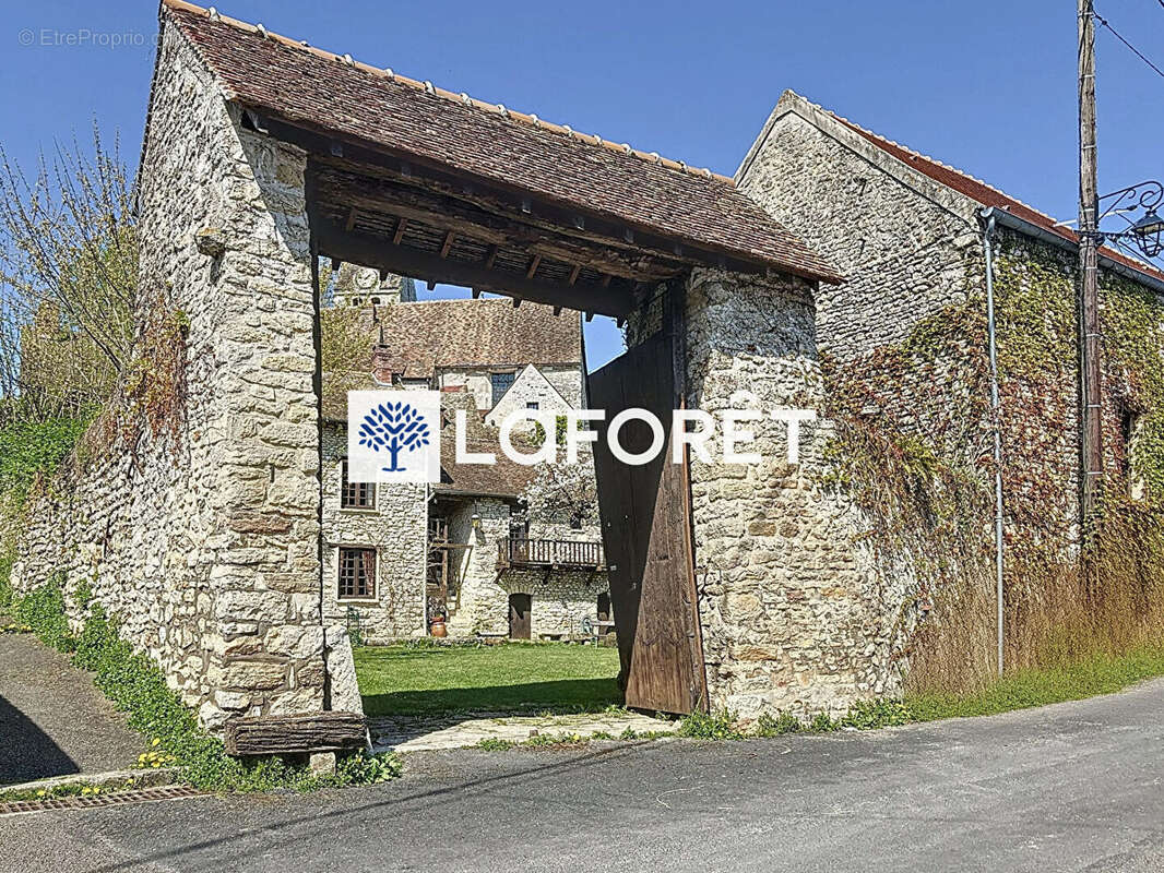 Bâtisse coeur de village avec maison annexe et grange en parfait état - photo 2