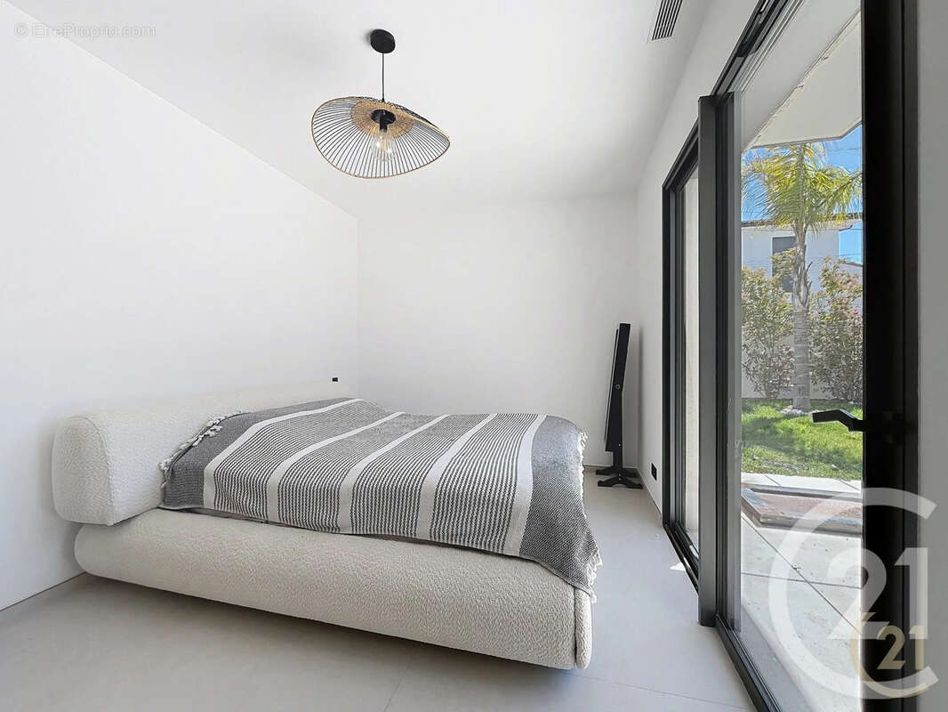 Maison 208 m² à Saint-Jean-De-Vedas  - photo 8