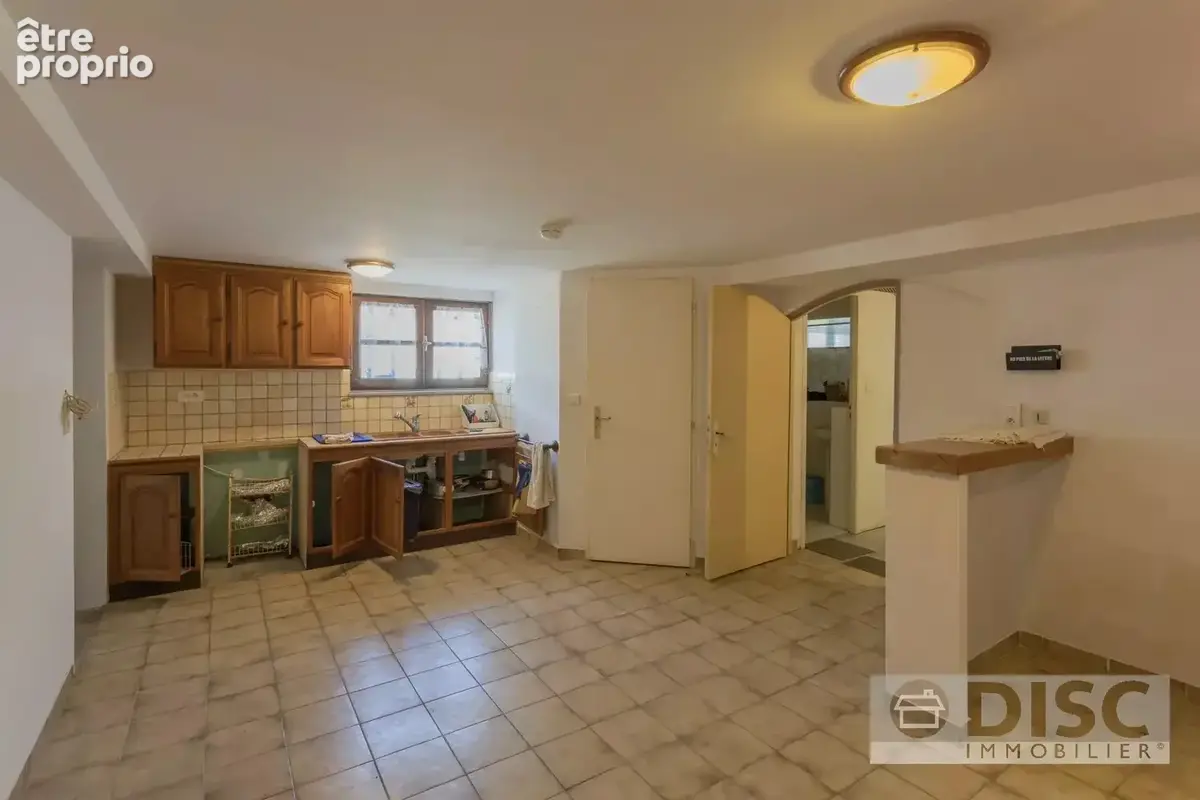Vaste propriété de plus de 500 m² avec jardin clos et nombreuses possibilités. - photo 18
