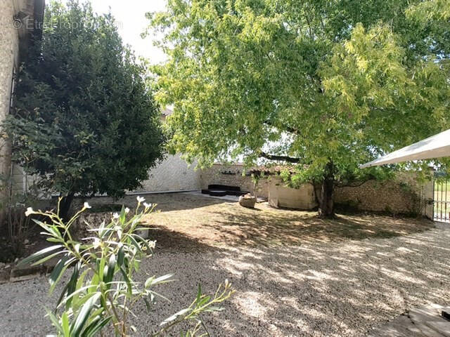 Maison à ROULLET-SAINT-ESTEPHE