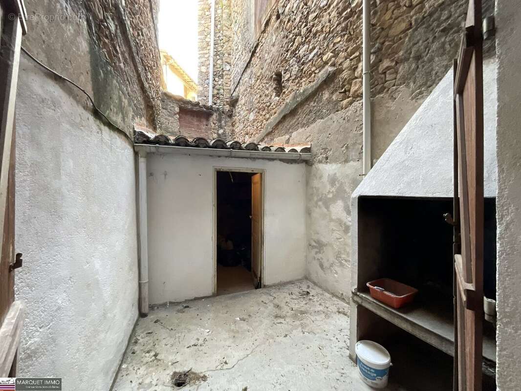 Beau potentiel pour cette maison de village T3 offrant 90 m² avec cour, garage, à rénover selon toutes vos envies ! - photo 4