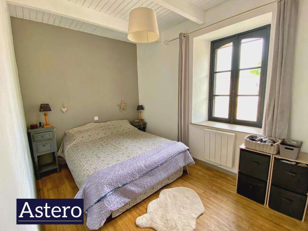 Maison familiale avec chambre au rez-de-chaussée, terrain constructible de 2 240 m² et dépendances - photo 5