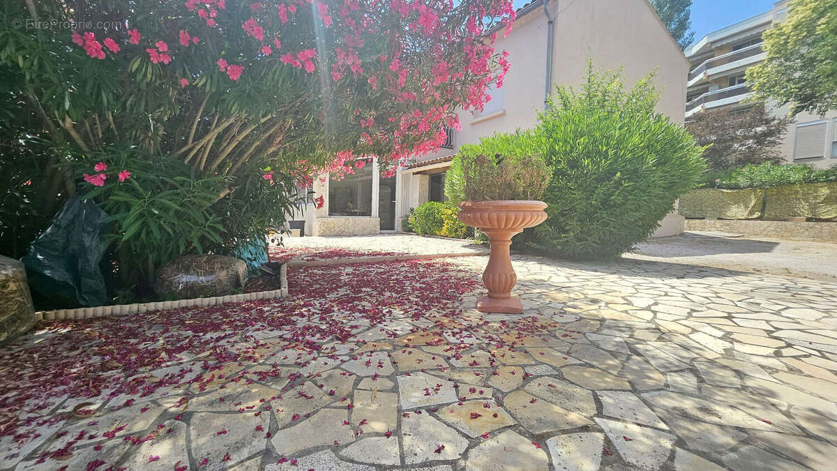 Bas de villa avec jardin privatif de 613 m² ? Fort potentiel ! - photo 11