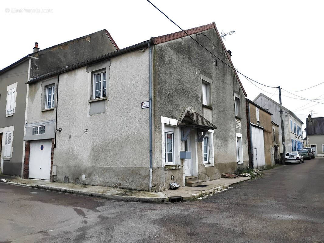 Maison à MAILLY-LE-CHATEAU
