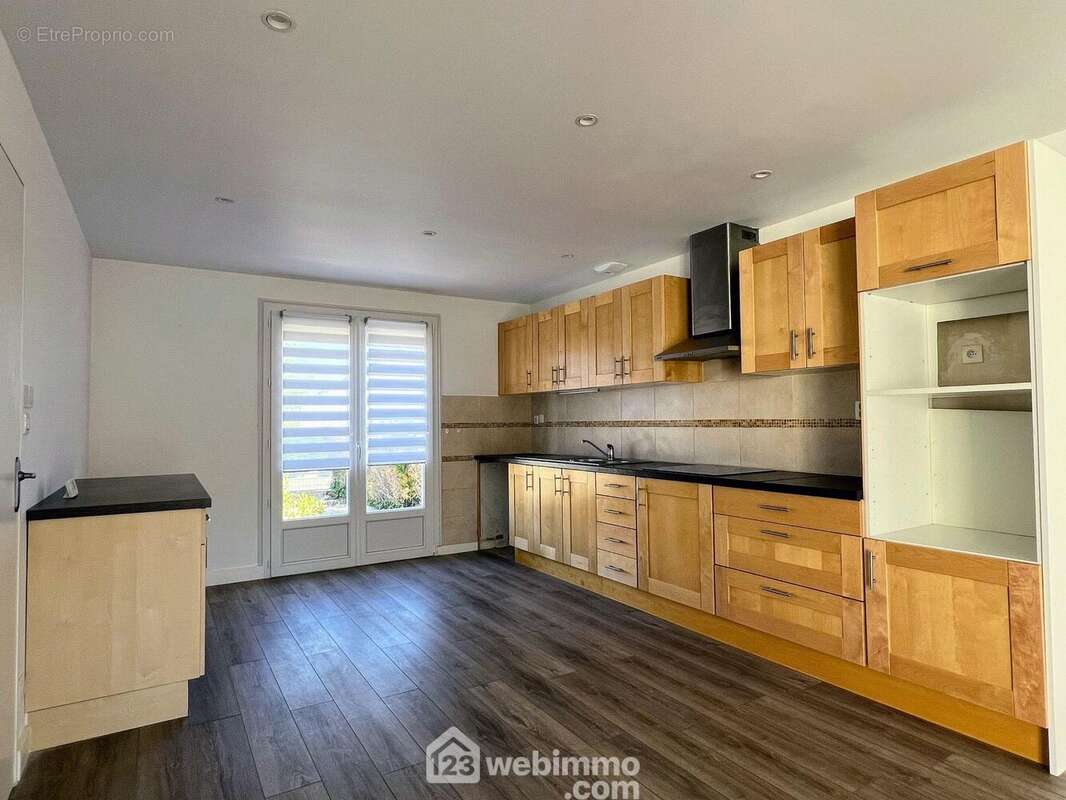 ... et d&#039;une cuisine aménagée et équipée. - Maison à BRAIN-SUR-L&#039;AUTHION