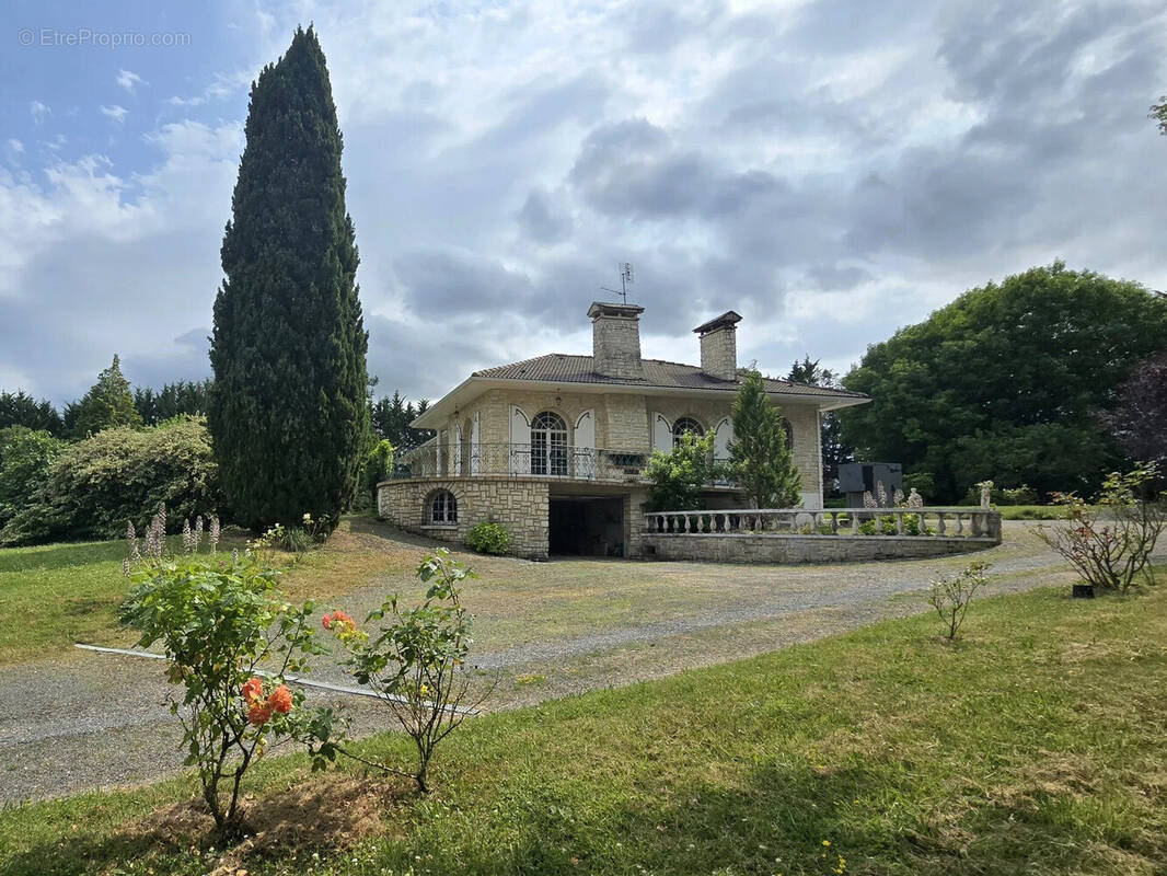 Maison à ROULLET-SAINT-ESTEPHE