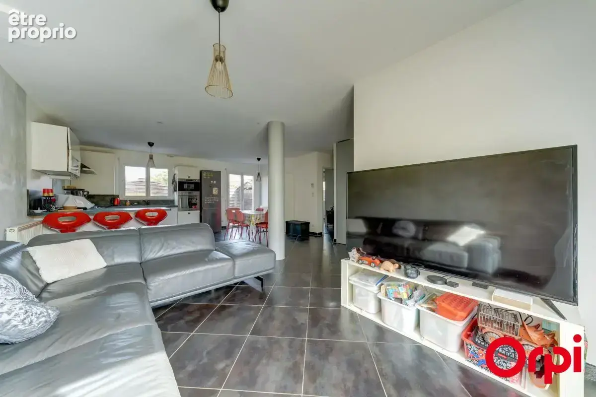 Maison récente de 105 m² avec quatre chambres sur un terrain de 317 m² à Vaulx-en-Velin - photo 5