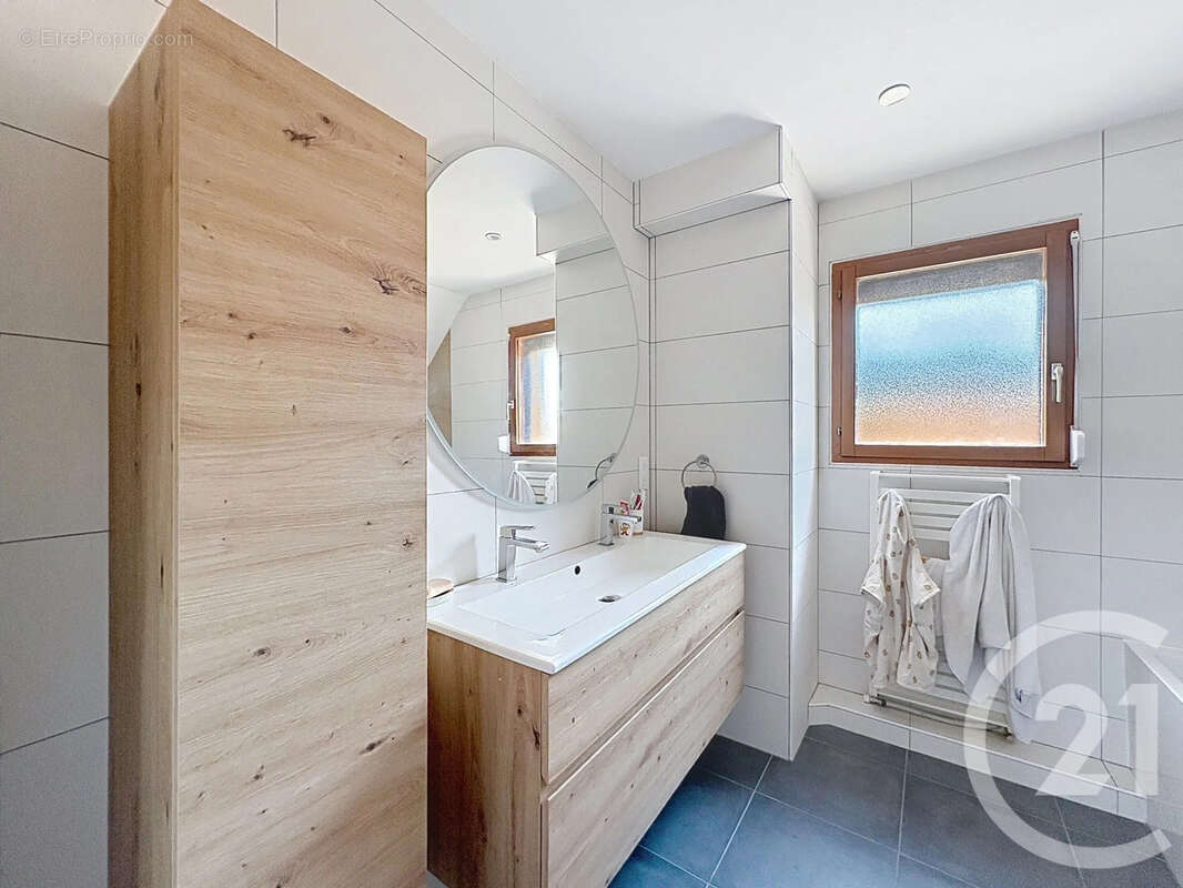 Maison 111 m² à La Riviere-De-Corps  - photo 11
