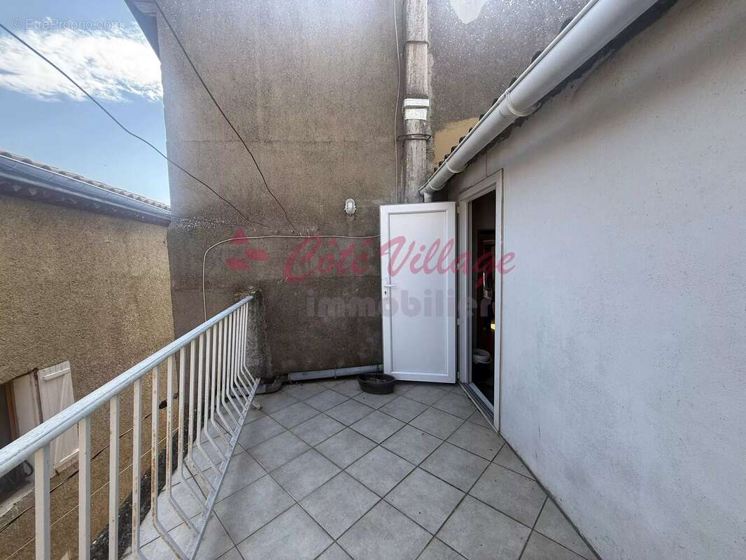 SALLELES D'AUDE Maison de Village de type 6 R+2 avec terrasse. - photo 8