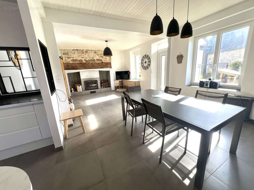 Maison à VITRAC-SUR-MONTANE