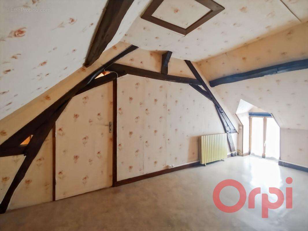 Maison à AINAY-LE-CHATEAU