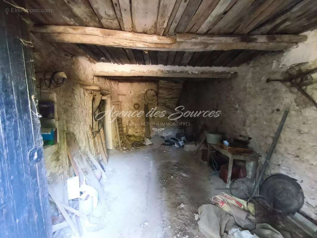 Bastide en pierre de 100 m² à rénover sur 3.3 hectares à Esparron. - photo 6