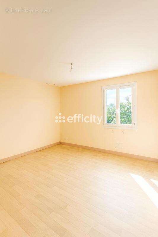 Maison à LUSSAC-LES-CHATEAUX