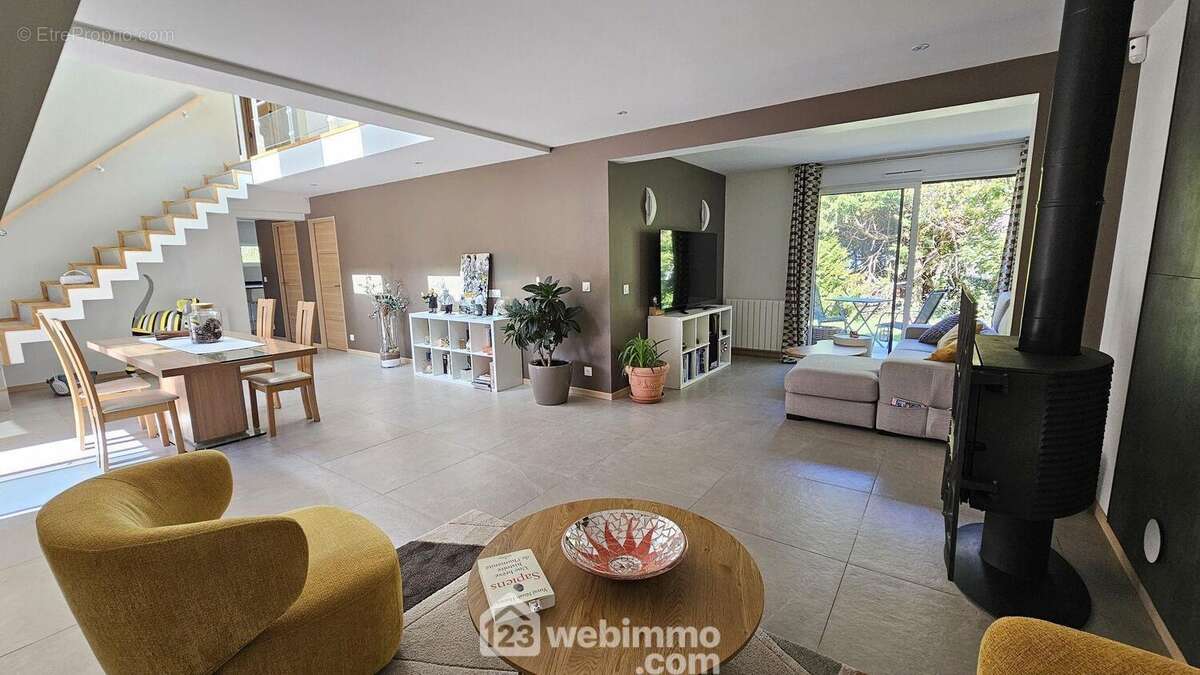 Voici la pièce principale de 50 m². - Maison à NOISY-SUR-ECOLE