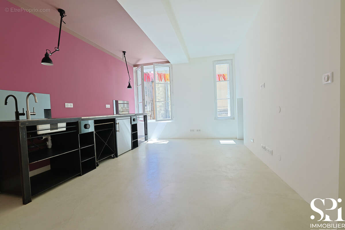 Hyeres vieille ville - loft atypique - t2 - à vendre    entièrement rénové - photo 4
