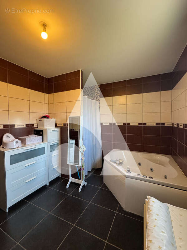 Maison à NEUFCHATEAU