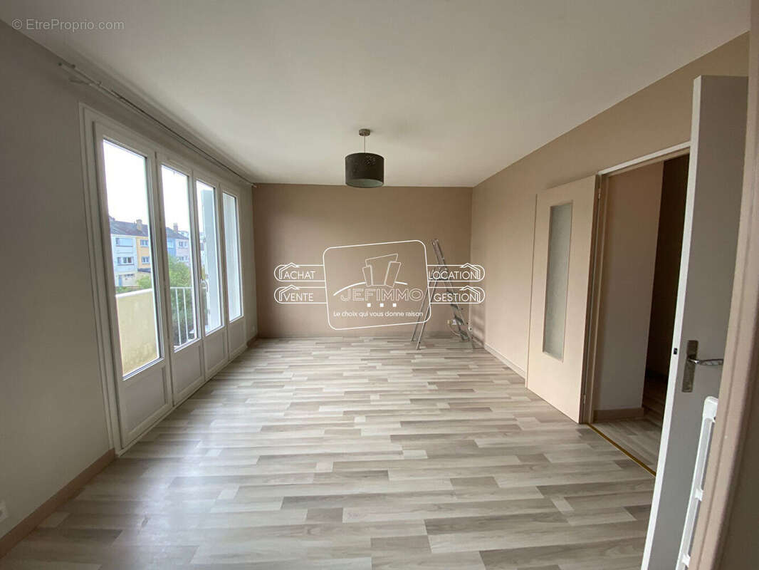 Spacieux t2 avec balcon - cave et parking - photo 3