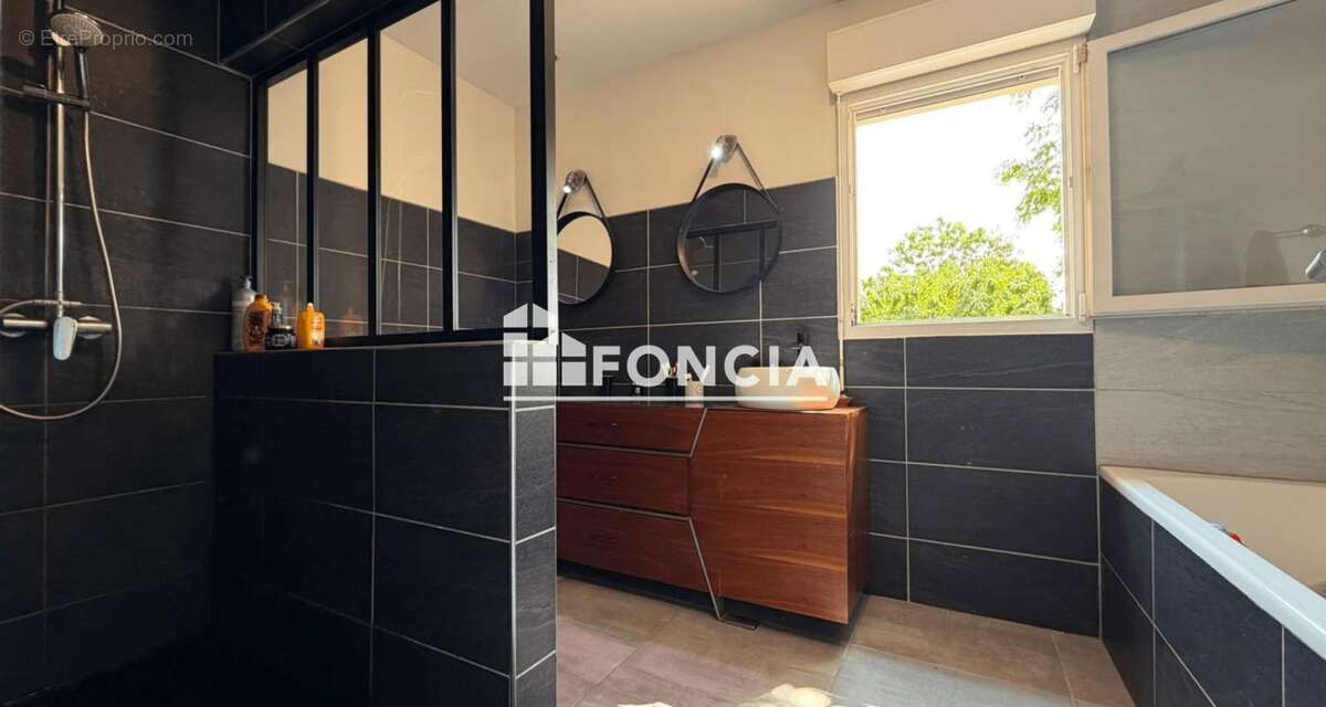 Le Montat, belle maison de 6 pieces, environ 134m2, sur une parcelle d'environ 2855 m2 - photo 9