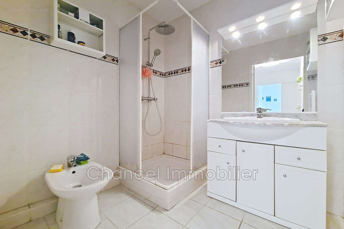 Appartement à SAINT-LAURENT-DU-VAR
