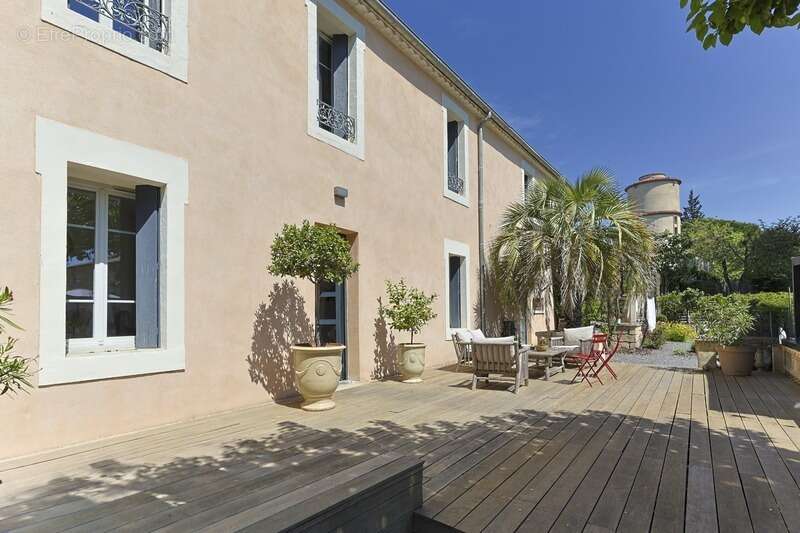 Magnifique PROPRIETE : Maison De Maître Et  Deux Dépendances (  17 Pièces / 400 M² )  Située à VERARGUES (34) DEDIEE A UN PROJET - photo 3