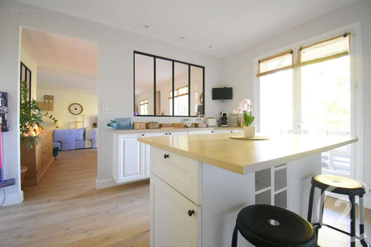 Maison à CREUZIER-LE-VIEUX