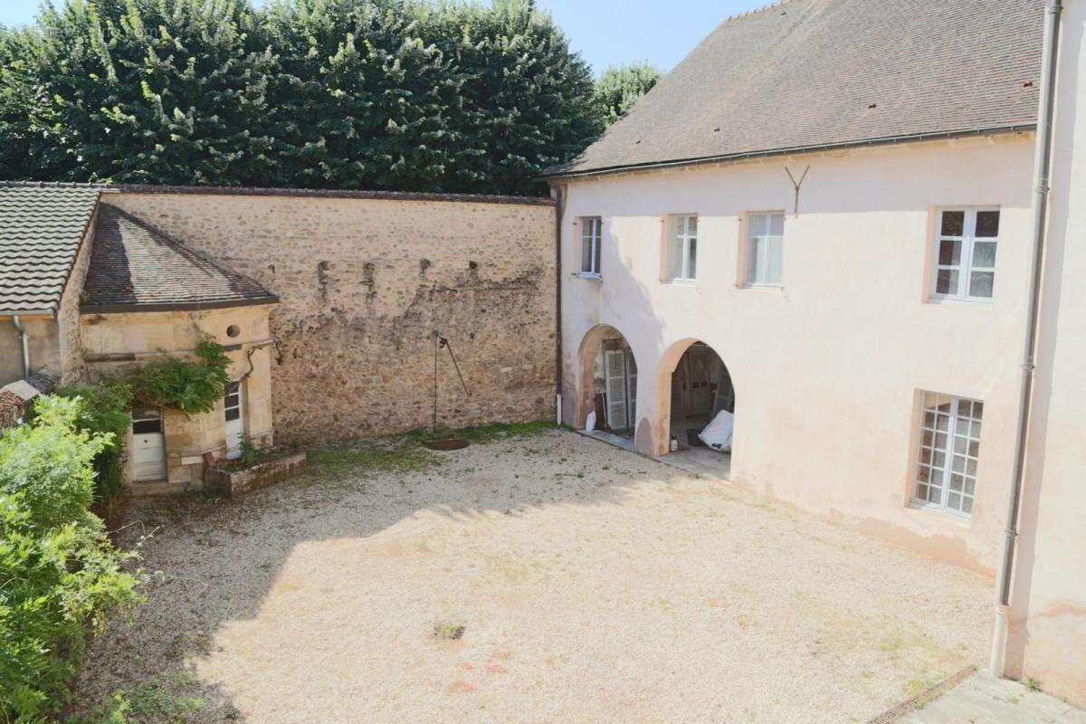 Hôtel particulier du 18ème siècle ouvrant sur cour fermée - photo 2