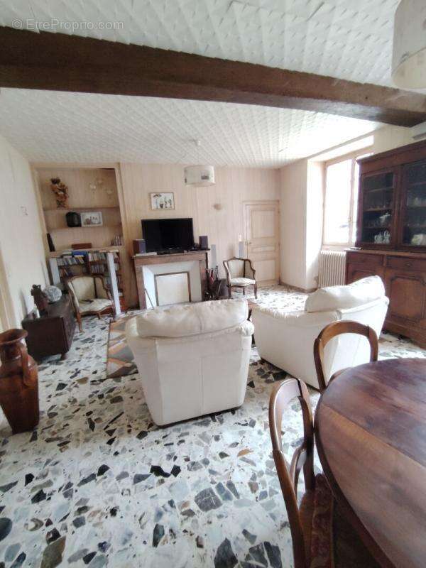 Très belle bâtisse  avec cour fermée et  nombreuses dépendances - photo 2
