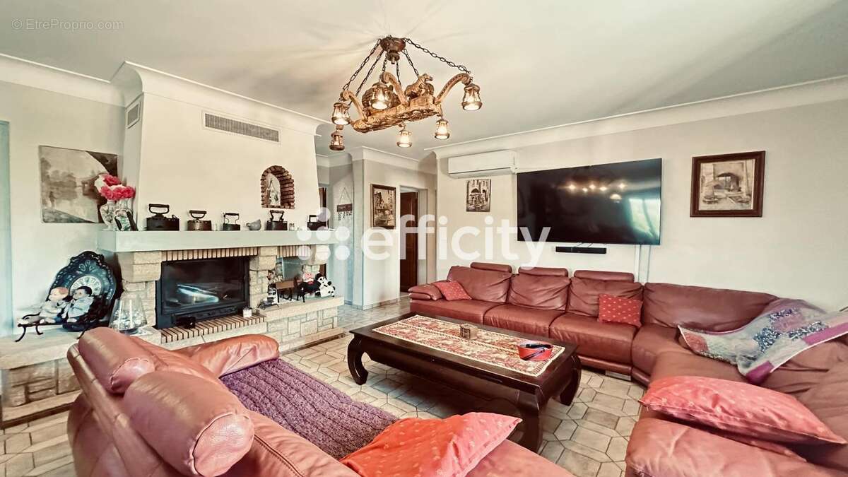 Maison à SAINT-JULIEN-DE-PEYROLAS