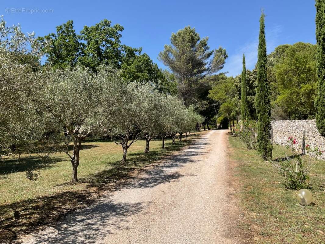 Proprieté  à 20 mns d'Aix en Provence sur la commune de Rognes  380m2 avec 8 chambres - photo 4