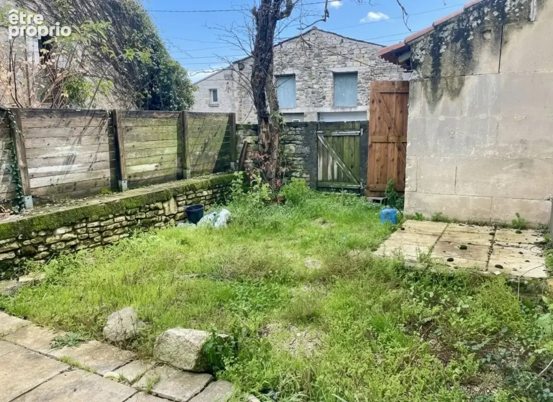 Dans un village avec bar/resto, maison à rénover, beau potential, gros travaux déjà effectué - photo 4