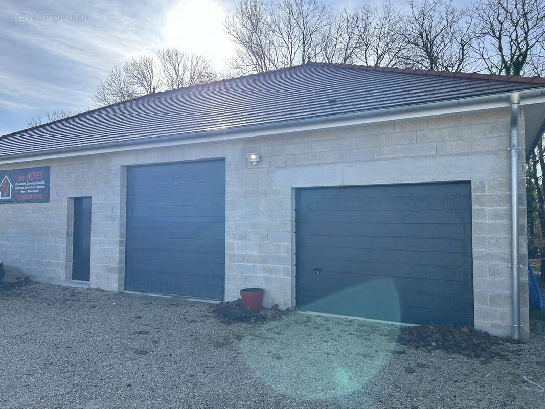 entrée garage  - Commerce à VAUDES