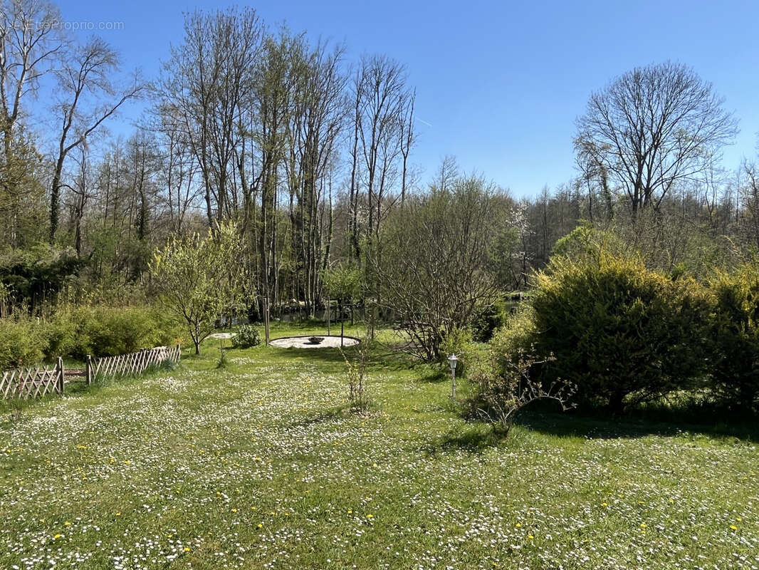 Maison à BRIARRES-SUR-ESSONNE