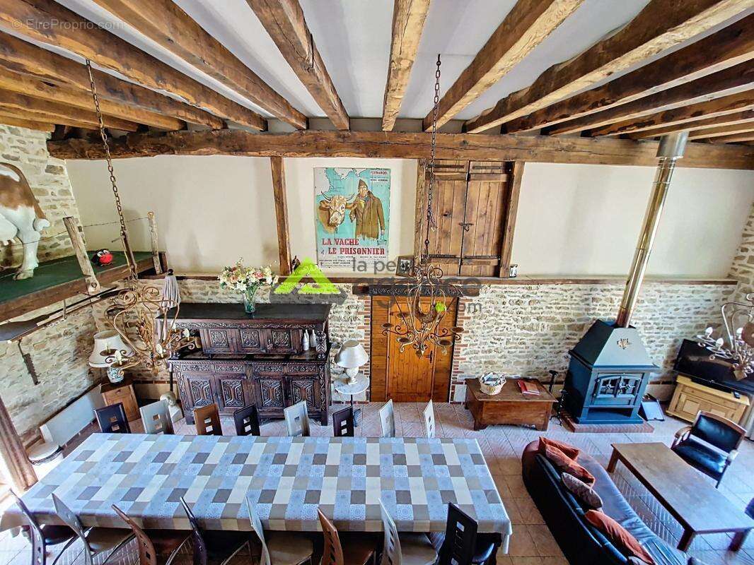 Maison à JOUILLAT