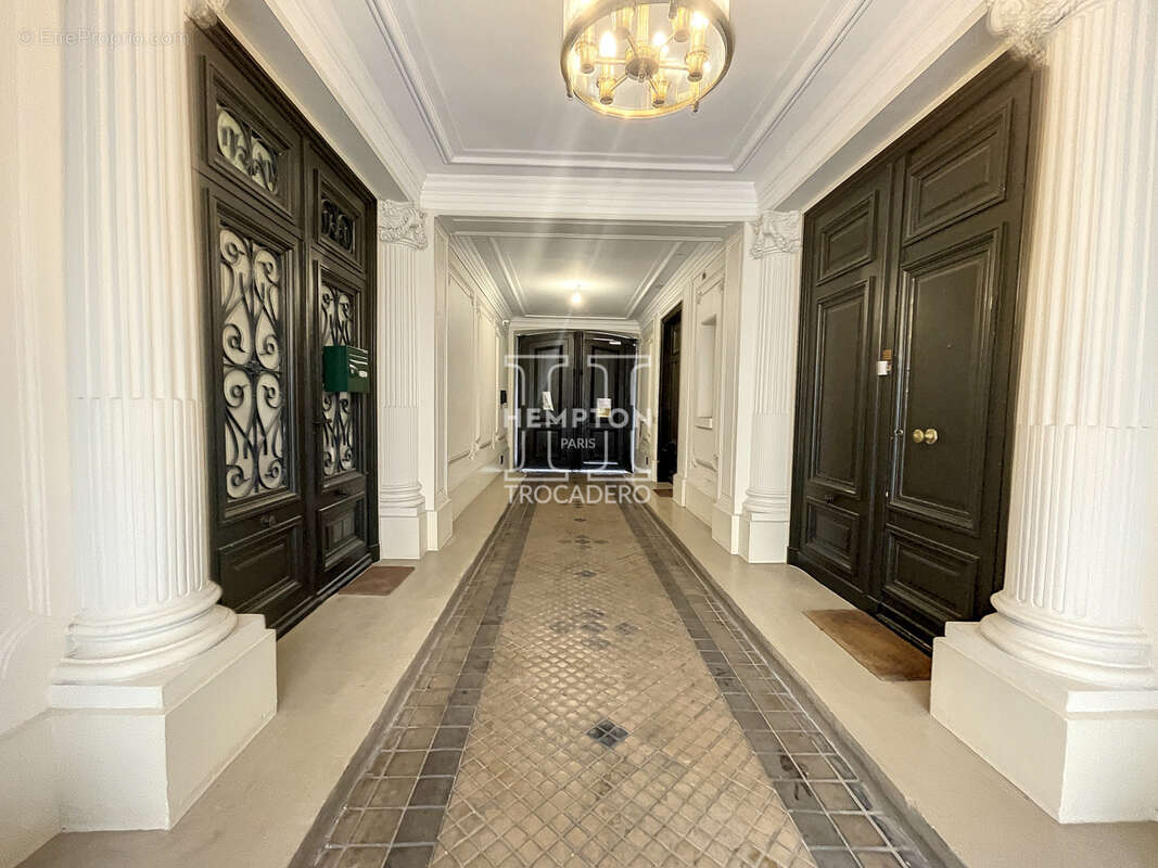 Commerce à PARIS-8E