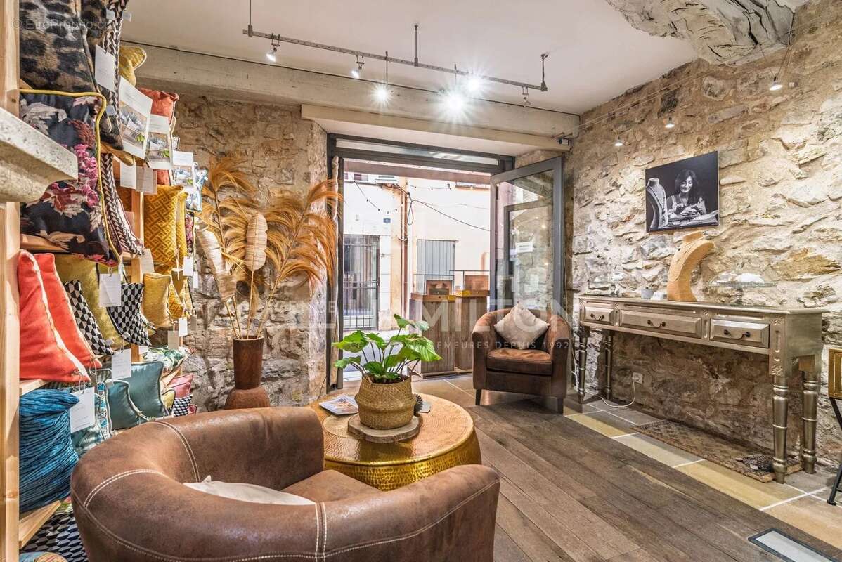 Commerce à VALBONNE