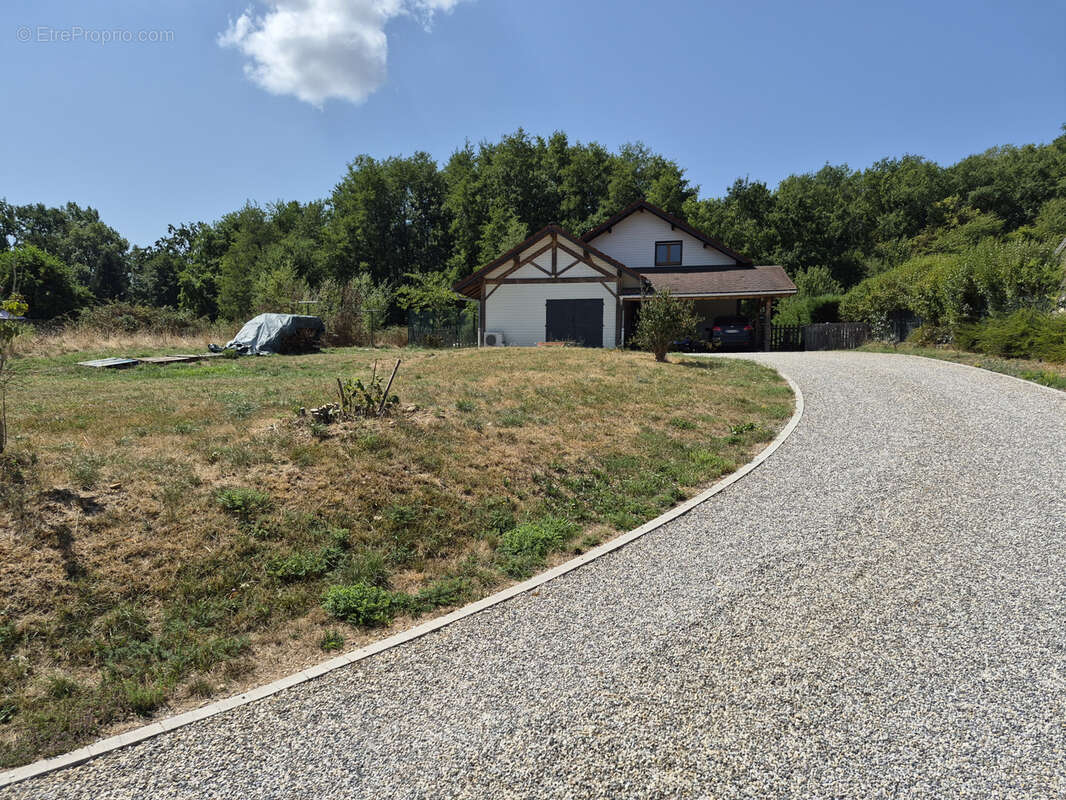 Maison individuelle de 2011 de type ossature bois de 141 m2 édifiée sur un terrain de 2292 m2 - photo 4