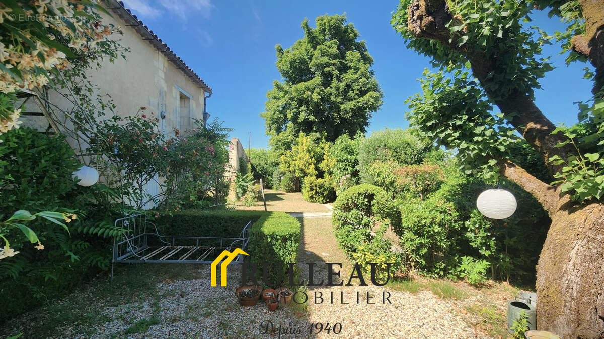 Maison de bourg en pierre de 168 m2 - 6 pièces - avec dépendance et jardin de 950 m2 proche Saint-André-de-Cub - photo 22