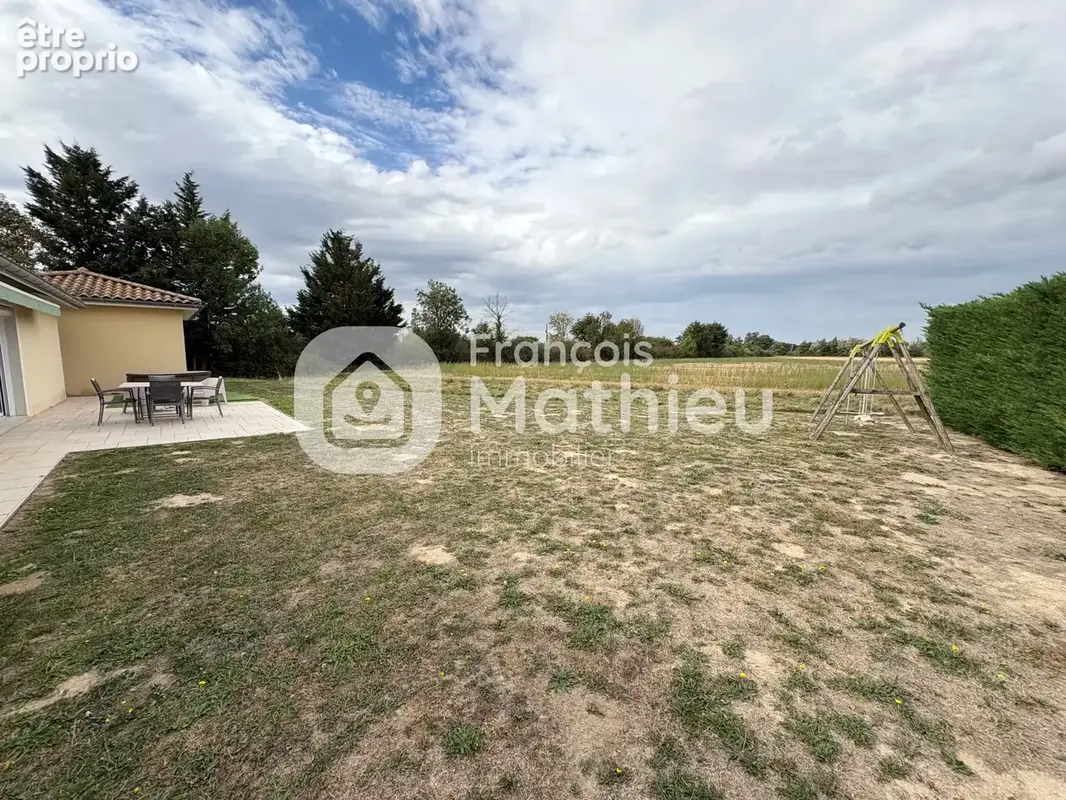 Ambérieux en Dombes : Maison de plain-pied 174m2 hab + garage - terrain 1 898m2 - photo 3