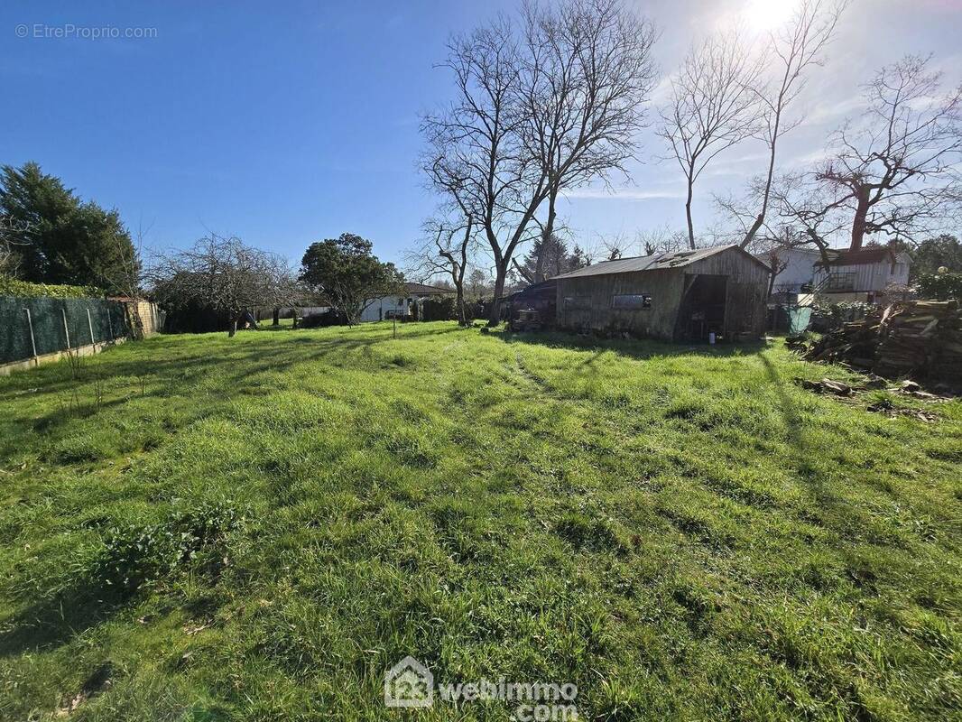 Terrain de 700 m² - Terrain à LE PIAN-MEDOC