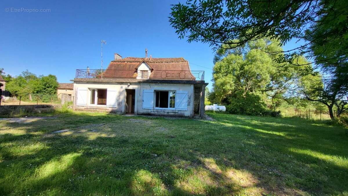 241300 Maison Bosset 5 pièces de plain pied 103 m2 à rénover sur parcelle de 2237 m² - photo 2