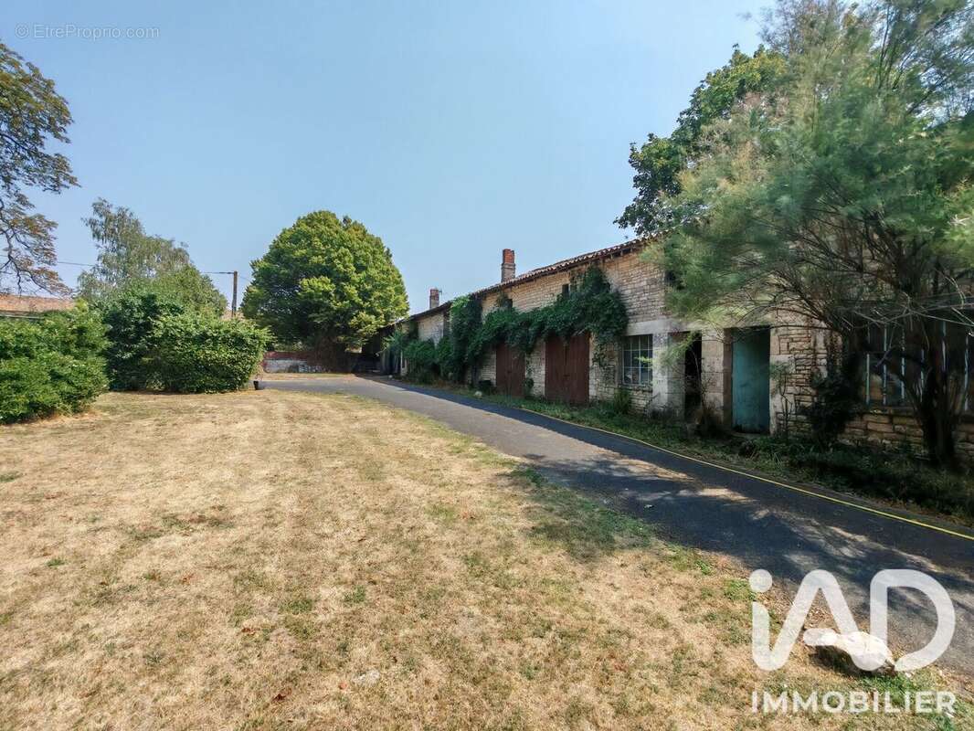 395 m² à Chef-Boutonne  - photo 5