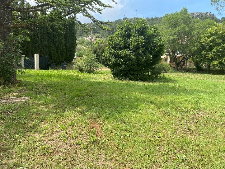 Terrain à LA CRAU