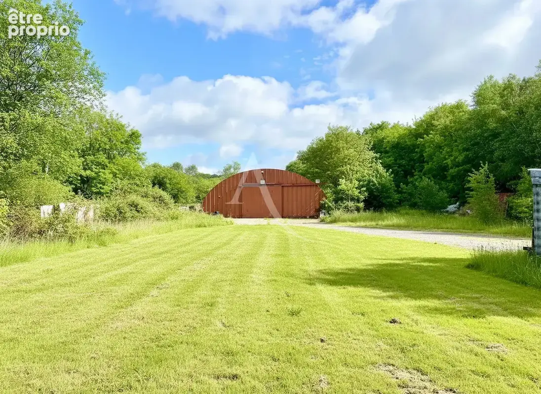 Investissement ensemble immobilier de 1,16 hectare avec 52 ares constructibles et hall d'activités de 500 m² - photo 3