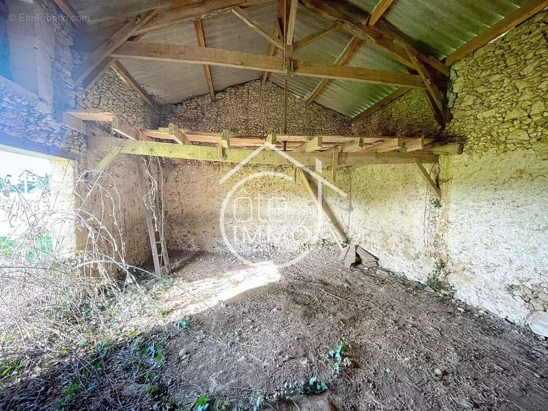Pujols : Maison de charme à rénover - photo 16