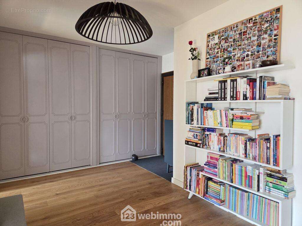 Entièrement rénové avec des matériaux de qualité, il dispose d'une entrée spacieuse avec placard, - Appartement à ALBERTVILLE