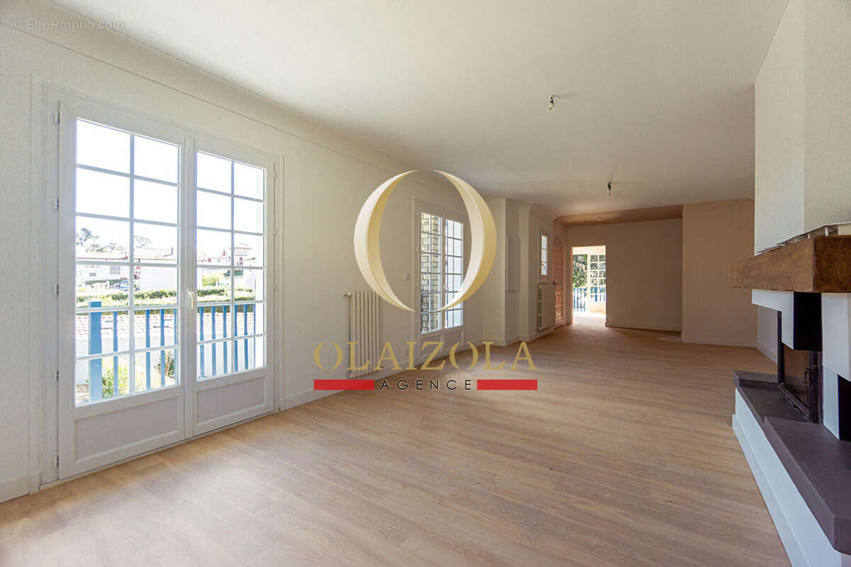 SAINT-JEAN-DE-LUZ -  Appartement T4 entièrement rénové, avec jardin privatif et deux places de stationnement, dans un quartier c - photo 2