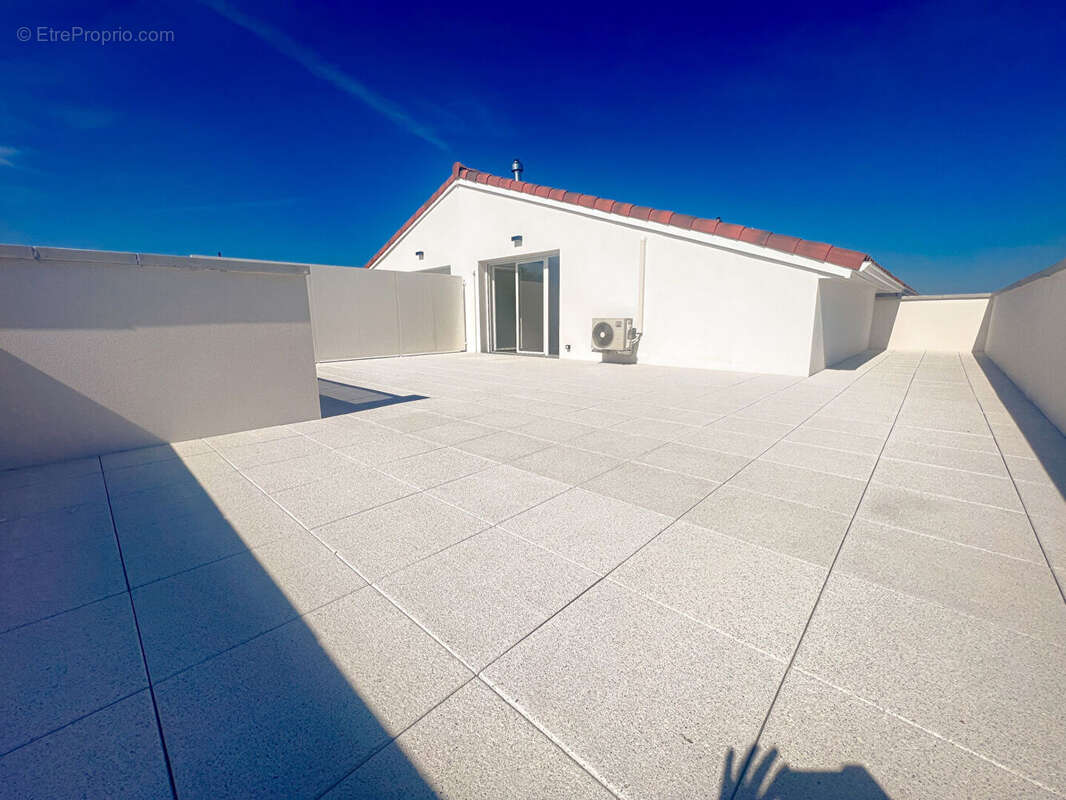 Appartement à PINS-JUSTARET