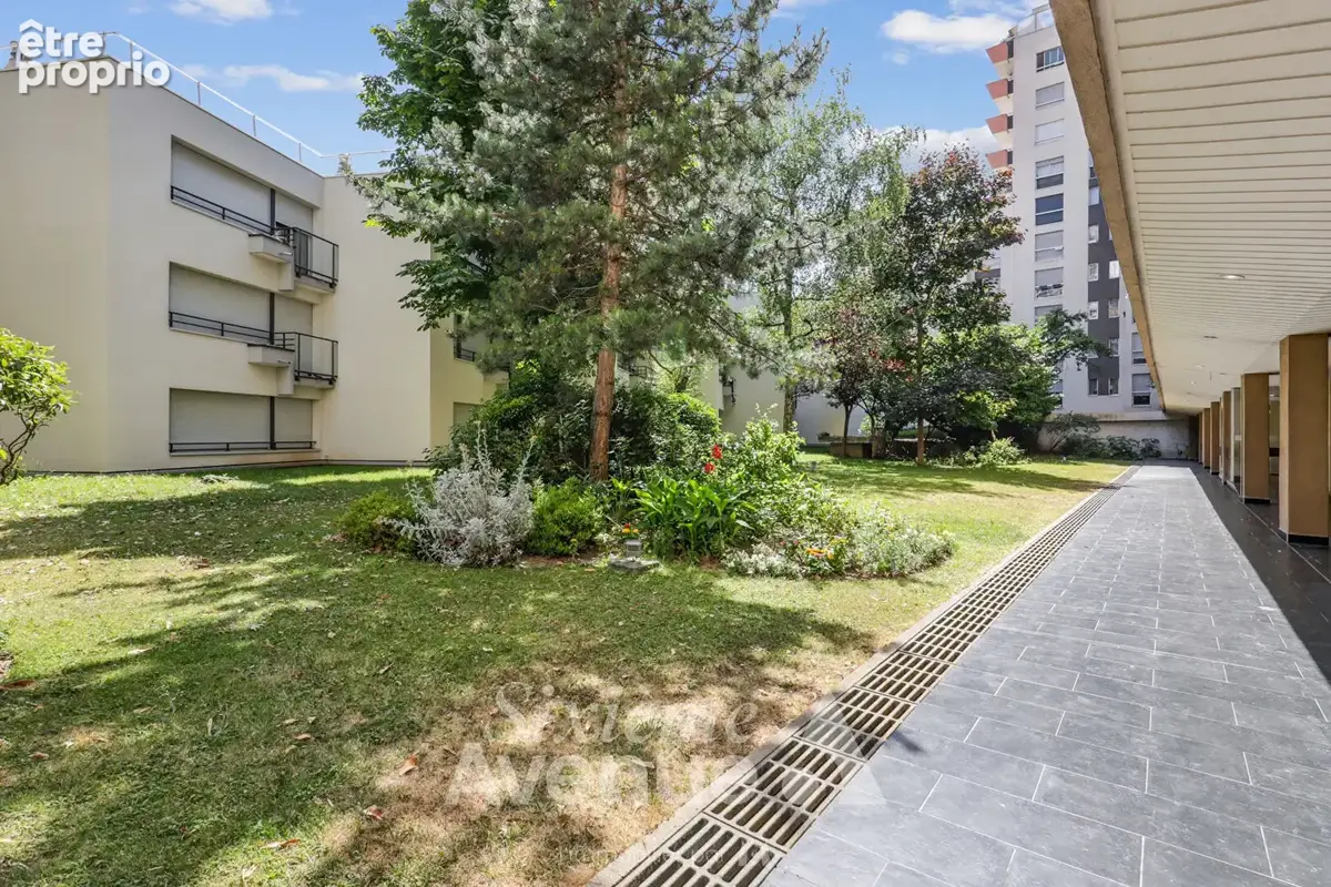 Spacieux cinq pièces avec balcons - calme - verdure et fort potentiel ! - photo 3